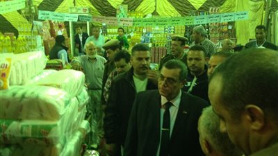 محافظ الفيوم يفتتح معرضًا للسلع الغذائية بأسعار مخفضة