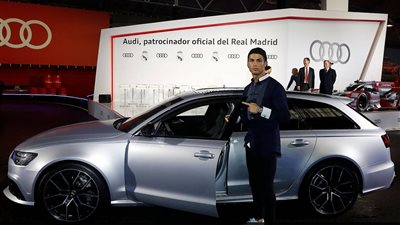 بالصور.. لاعبو ريـال مدريد يتسلمون سيارات «أودي»