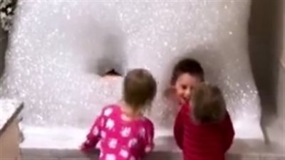 شاهد ما فعله رجل لإسعاد أطفاله أثناء الاستحمام (فيديو)