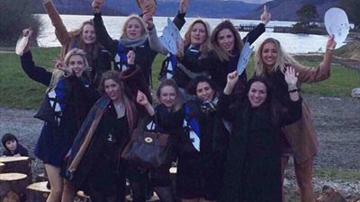 فتيات يكتشفن قصة شبح ظهر في صورتهن