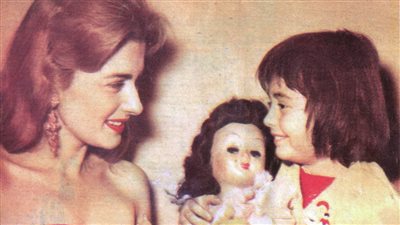 «إيمان» تهدي مريم فخر الدين «مصحف» في عيد الأم