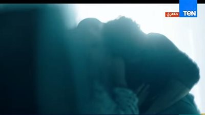 بالفيديو.. لحظة انتحار عمرو يوسف شنقا في «ظرف إسود»