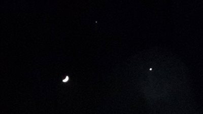 بالصور.. اجتماع «القمر والزهرة والمشترى» في سماء مصر