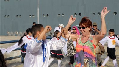 بالفيديو والصور.. سائحات يرقصن مع فرقة «عجميات» بميناء بورسعيد