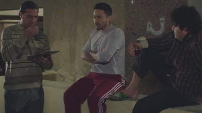 بالفيديو.. حمادة هلال يجد حقيبة بها 150 ألف جنيه في «طاقة القدر»