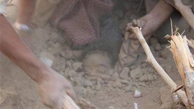 بصواريخ عربية.. صور موجعة لإبادة عائلة يمنية كاملة بينهم طفل