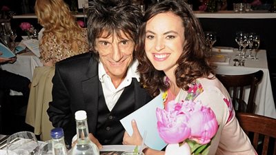 بالصور.. «روني وود» يستأجر 4 مربيات لمساعدة زوجته