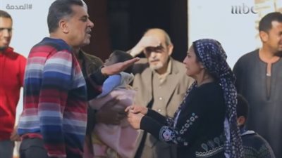 بالفيديو.. رد فعل صادم للمصريين لحظة رمي أم طفلها أمام مسجد