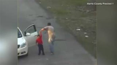 بالفيديو والصور.. رجل يعتدي بالضرب على ابن حبيبته بسبب شاحن موبايل