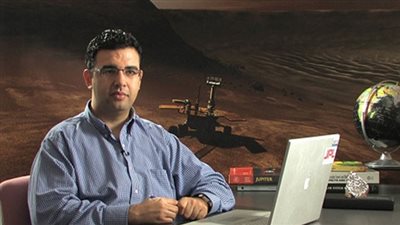 حجي يعد العاملين في برنامج الفضاء المصري بنقل مطالبهم للرئاسة