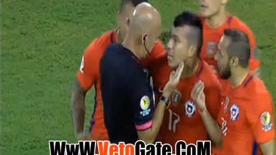 بالفيديو.. طرد لاعب تشيلي بسبب تدخله العنيف مع «ميسي»