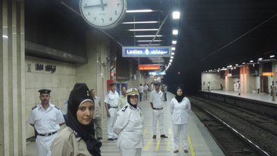 انتشار الشرطة النسائية داخل مترو الخط الأول
