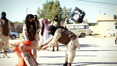 بالصور.. «داعش» يذبح رجلًا لممارسته السحر الترفيهي في العراق