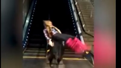 مواقف محرجة لأشخاص سقطوا فوق السلم الكهربائي (فيديو)