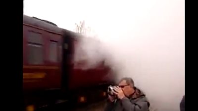 لحظة نجاة رجل من الدهس تحت عجلات قطار (فيديو)