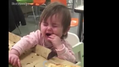 رد فعل طفلة لم تحصل على قطعة بيتزا (فيديو)