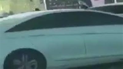 سائق يضرب رجل شرطة في الكويت (فيديو)