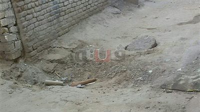 هبوط أرضي بأحد شوارع مدينة القرين في الشرقية (صور)