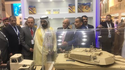 العصار يستقبل محمد بن راشد بجناح الإنتاج الحربي في أبوظبي