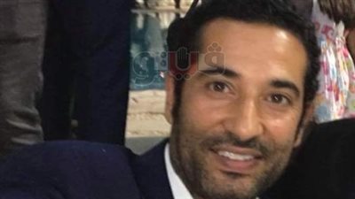 بالصور.. عمرو سعد يلتقط سيلفي مع شقيقه وسمية الخشاب في حفل زفافهما
