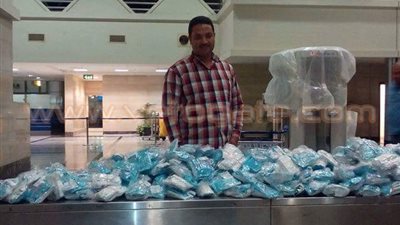 ضبط طبيب بحوزته مستلزمات جراحة عيون في مطار الأقصر