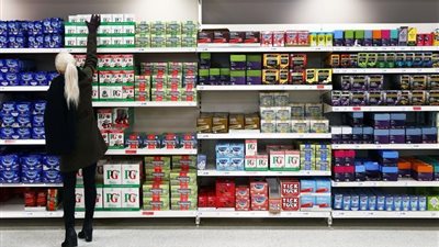 مبيعات التجزئة البريطانية تهبط في ديسمبر بنهاية عام شهد ضعفا بالأداء