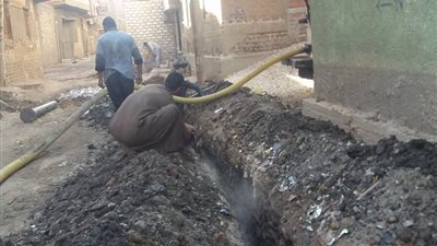 رئيس مجلس دشنا يتابع أعمال الرصف بشوارع المدينة (صور)