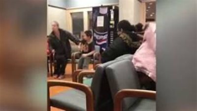 بالفيديو والصور.. صبي يعتدي على والدته بعيادة أطفال