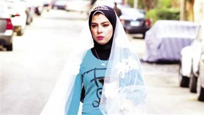 بالصور.. حيل الفتيات لمواجهة العنوسة.. السير بفستان الزفاف في الشوارع.. دخول «الأتيليهات» لإجراء بروفة على الفستان الأبيض.. رفع لافتات «مطلوب عريس».. والدعاية للزواج على «فيس 