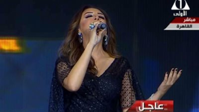 السيسي يحيي أنغام خلال احتفال يوم المرأة المصرية