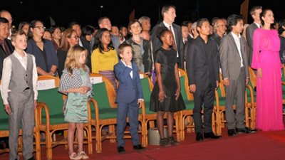 بالصور.. انجلينا جولي تعود للأضواء مع أطفالها الستة