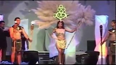 لحظة اشتعال تاج ملكة جمال فوق رأسها (فيديو)