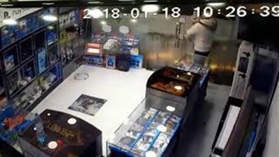 لحظة نجاة شاب من سقوط «يافطة» محل بسبب الرياح (فيديو)