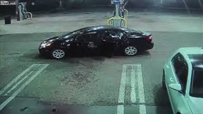 لص يسرق سيارة ويتخلص من طفل رضيع داخلها (فيديو)