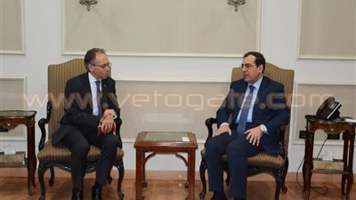 وزير البترول يتسلم دعوة للمشاركة بمعرض دولي من السفير الأسترالي