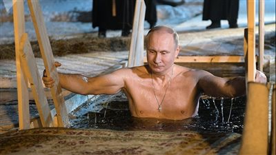 الروس يتحدون البرد والثلوج للاحتفال بعيد الغطاس (صور)