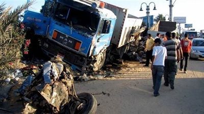 إصابة شخصين في حادث تصادم سيارة نقل مقطورة بربع نقل برأس غارب