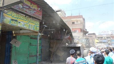 بالصور.. حملة لإزالة التعديات أمام محطة مترو «المرج الجديدة»