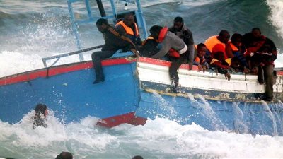 مهرّب يُغرق 50 مهاجرًا قبالة سواحل اليمن