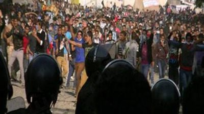 حملة النظافة ترفع مخلفات اشتباكات الشرطة والمتظاهرين بكورنيش النيل