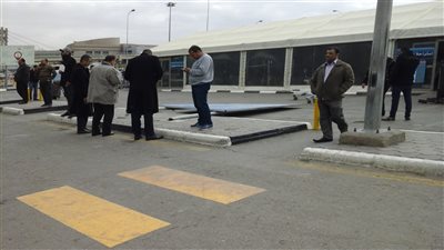 سقوط لافتة إرشادية أمام صالة الوصول رقم 1 بمطار القاهرة