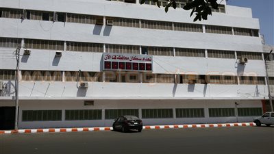 بالصور.. تركيب الساعة السكانية أعلي مبني مجلس مدينة قنا