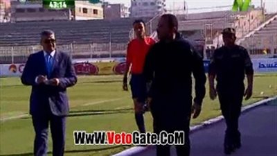 بالفيديو.. طرد مؤمن سليمان من لقاء سموحة ومصر المقاصة