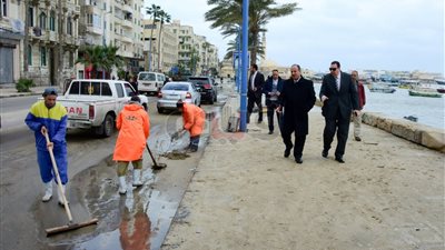 محافظ الإسكندرية يتفقد شبكة شنايش الأمطار بحي الجمرك (صور)