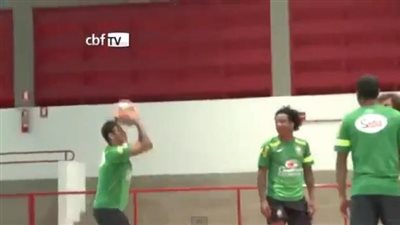 بالفيديو.. نيمار يستعرض مهاراته في السلة