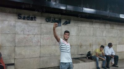 بالصور.. رواد مترو الأنفاق يلتقطون «سيلفي» بمحطة السادات
