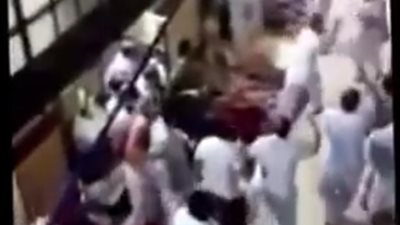 بالفيديو.. مشاجرة عنيفة بين مساجين في الكويت