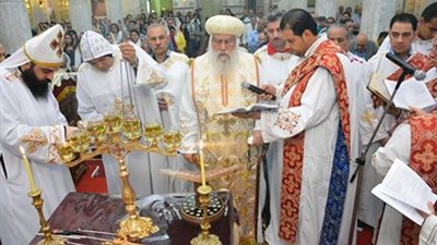 بالصور.. الأنبا باخوميوس يصلي ختام الصوم ويرسم 103 شمامسة