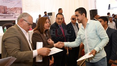 مصطفى مدبولي يسلم وحدات الإسكان الاجتماعي لمستحقيها بحدائق أكتوبر