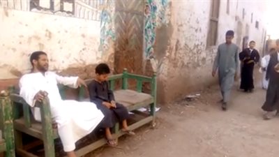 بالفيديو.. رد فعل رجل وجد أهالي قريته يذهبون إلى المسجد للنوم